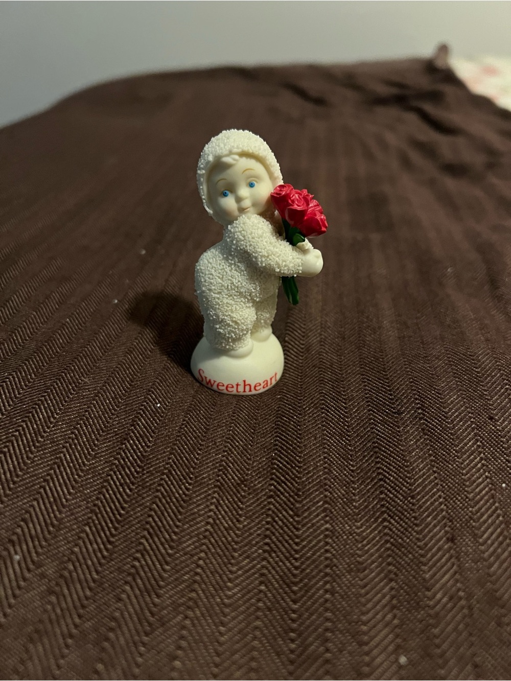 Dept. 56 Bisque 2002 Snowbabies 'Sweetheart' Red Roses Figurine